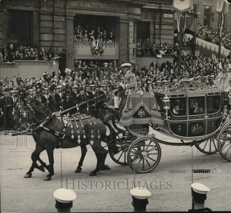 Load image into Gallery viewer, 1937 Press Photo Members of British royal family in coach for coronation parade
