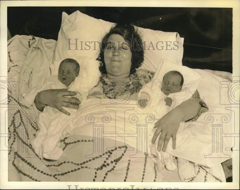 1935 Press Photo Mrs. Frank Dionne with her newborn twins in their New York home- Historic Images