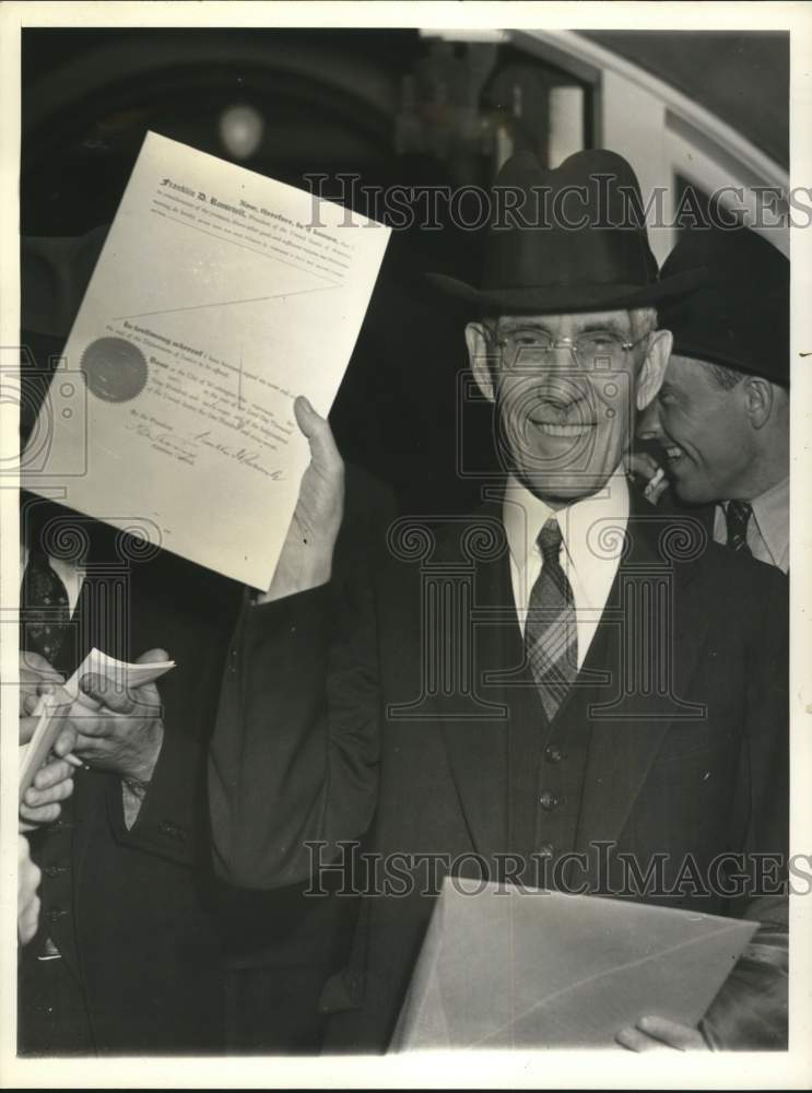 1938 Press Photo Dr. Francis E. Townsend Holding Pardon at Court in Washington
