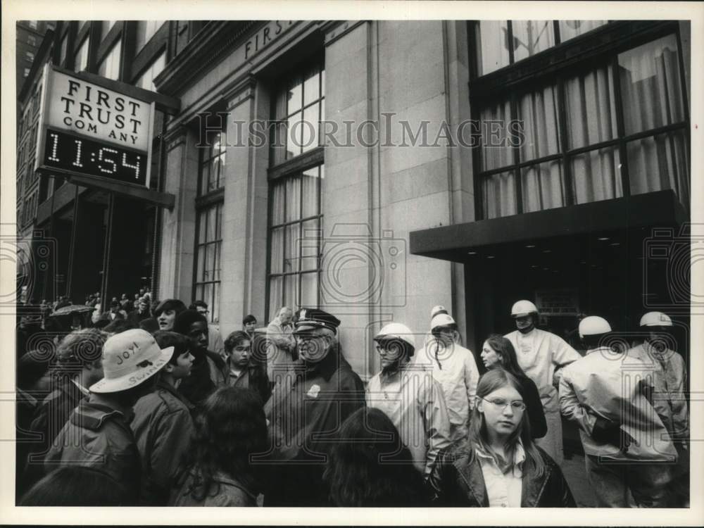 1971 Press Photo Captain William Devane and Demonstrators at Vietnam War Protest- Historic Images