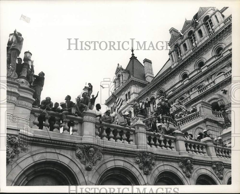 Load image into Gallery viewer, Press Photo Southmall Construction Vietnam War Protesters at Demonstration
