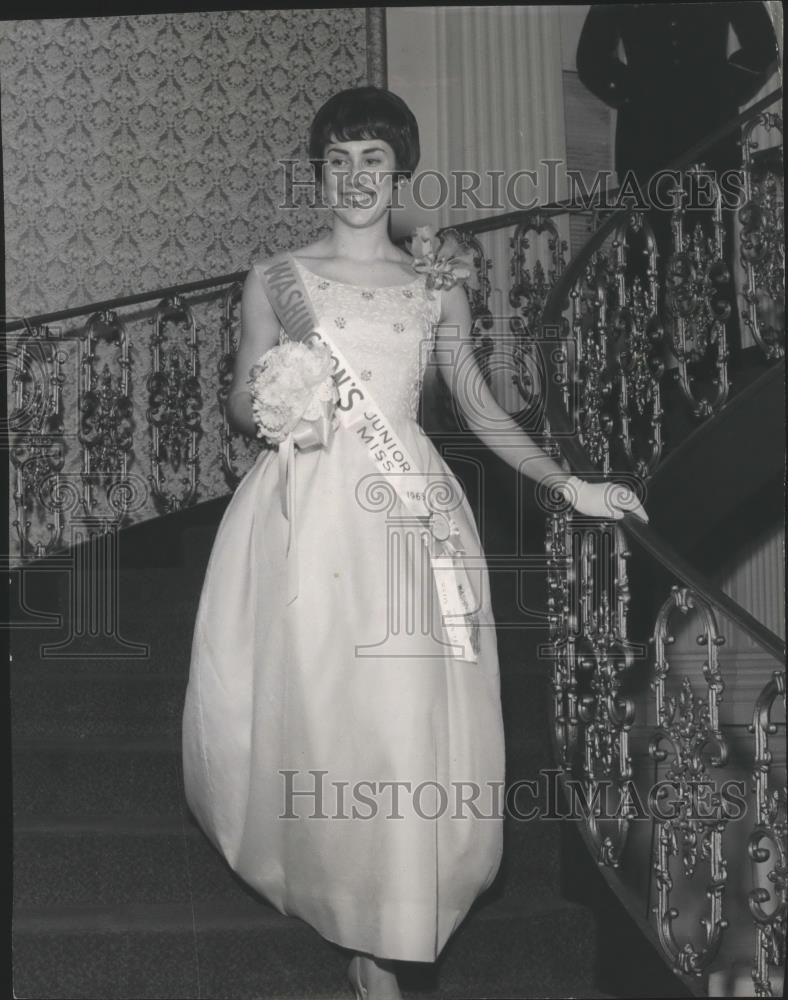 1965 Press Photo Junior Miss Alice Ledford at Crystal Ballroom, Sherat -  Historic Images