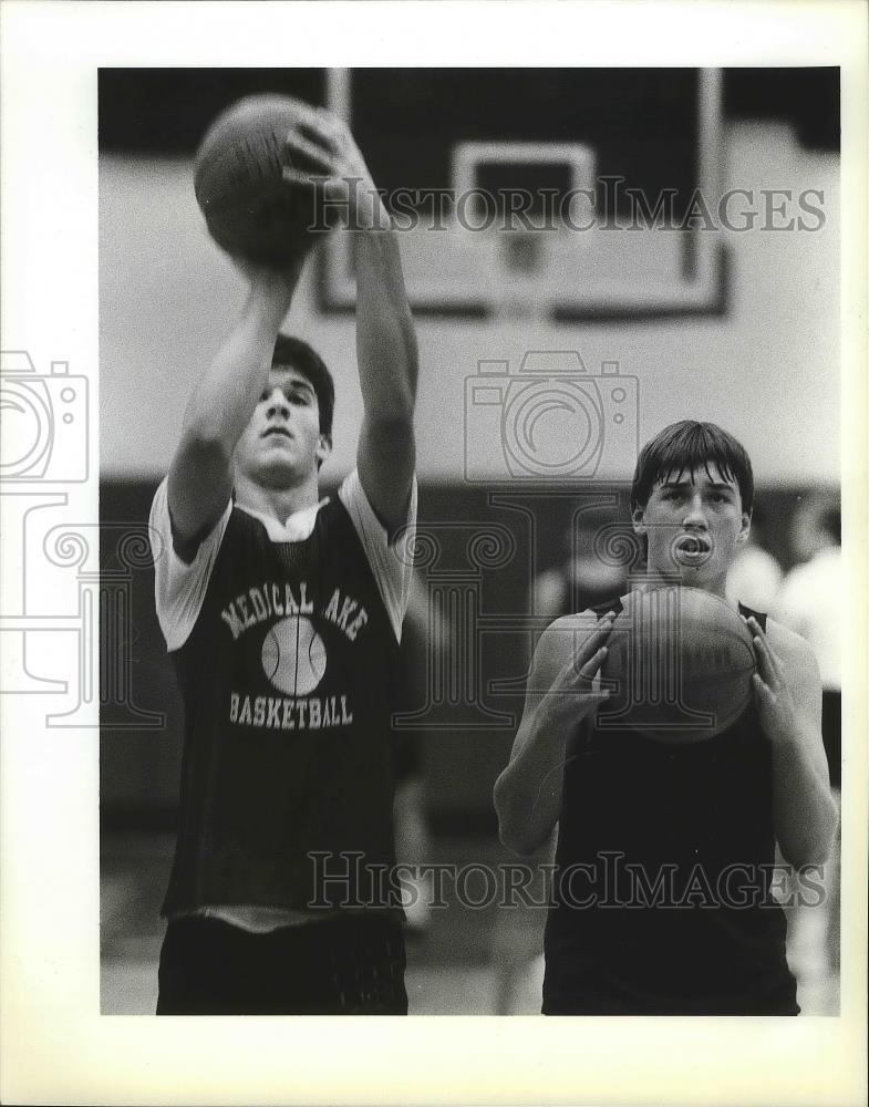 1990 Press Photo Medical Lake basketball players Brandon Day and Danny Grant - Historic Images