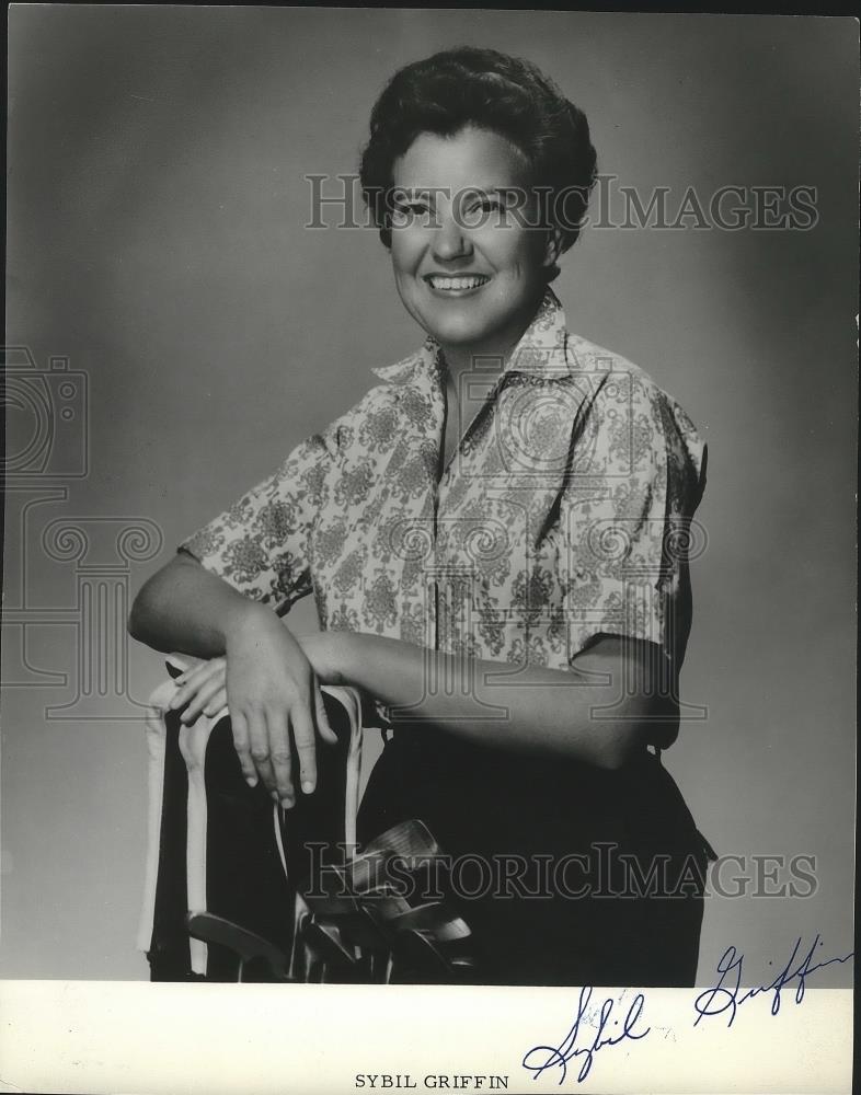 1964 Press Photo Golfer Sybil Griffin poses for photo - sps06580 - Historic Images