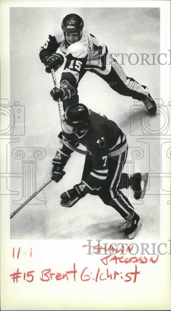 1986 Press Photo Spokane Chiefs hockey player, Brent Gilchrist, against opponent - Historic Images