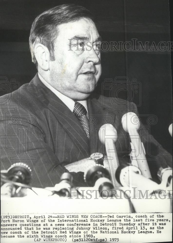 1973 Press Photo New Detroit Red Wings hockey coach, Ted Garvin, talks to press - Historic Images