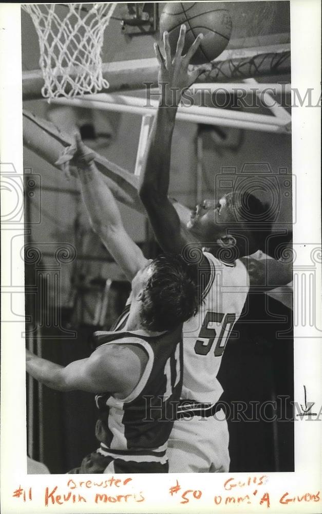 1991 Press Photo Basketball player, Omm&#39;A Givens towers over Kevin Morris - Historic Images