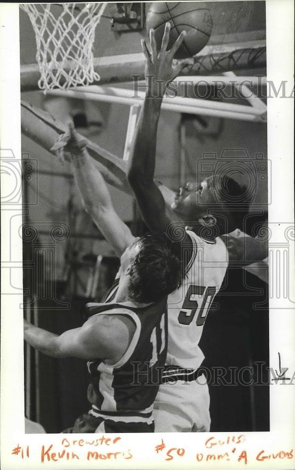 1991 Press Photo Basketball player, Omm'A Givens towers over Kevin Mor ...