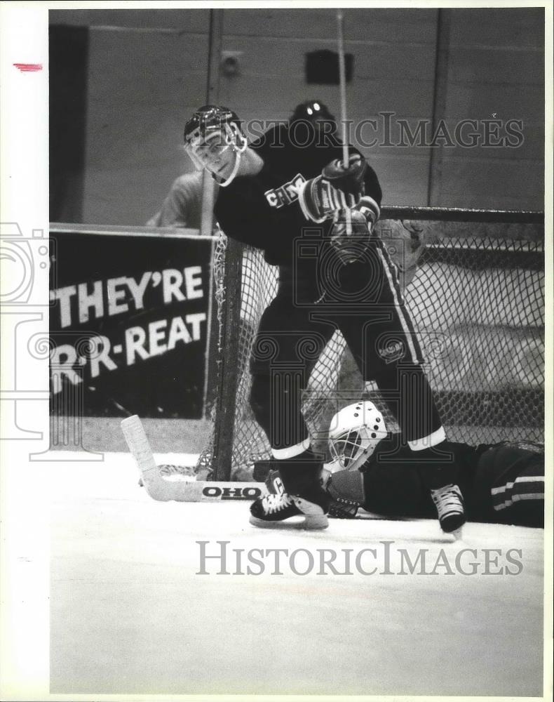 1993 Press Photo Spokane Chiefs hockey defenseman, Sean Gillam, in action - Historic Images