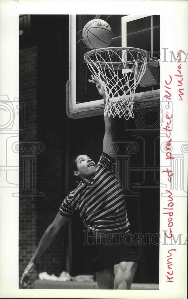 1986 Press Photo Kenny Goodlow practices basketball at North Idaho College - Historic Images