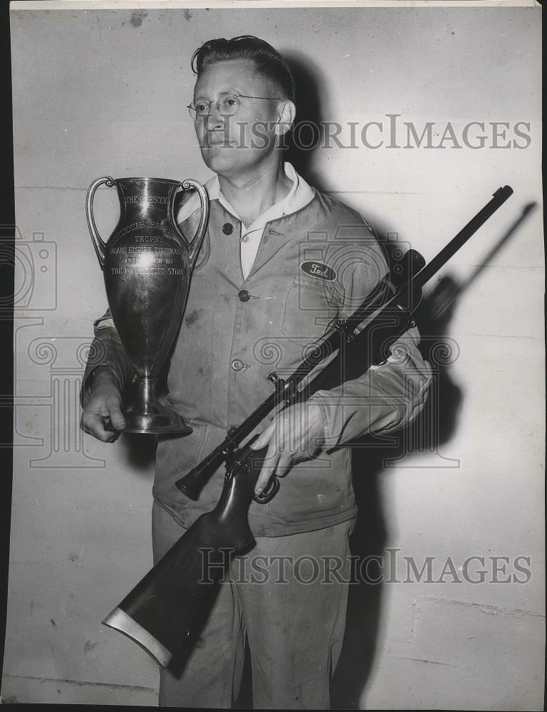 1954 Press Photo Shooter Ted Green with trophy and gun - sps06700 - Historic Images