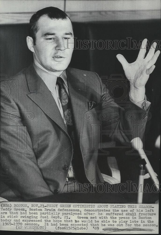 1969 Press Photo Teddy Green, Boston Bruins hockey defenseman talks to the press - Historic Images