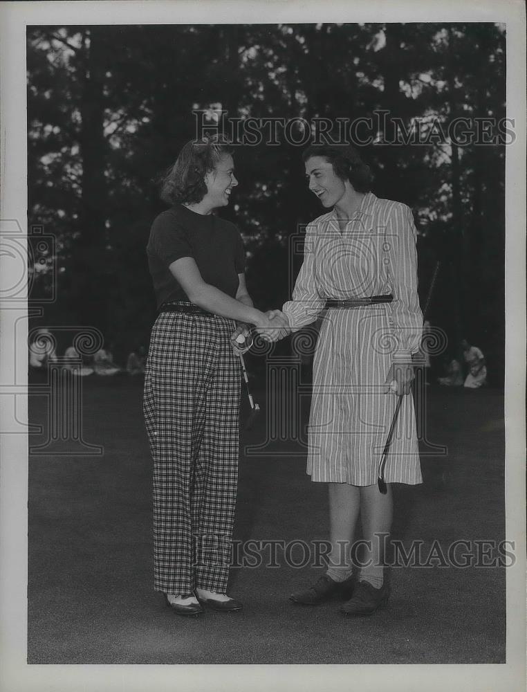 1946 Press Photo Golfers Helen Dettweiler and Betty Jean Rucker Hulteng - Historic Images