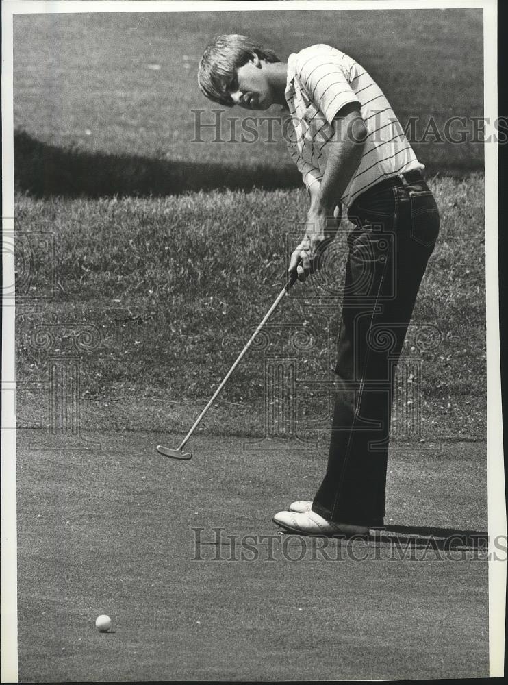 1984 Press Photo Spokane golfer Kim Hubbart watches his shot - sps06776 - Historic Images