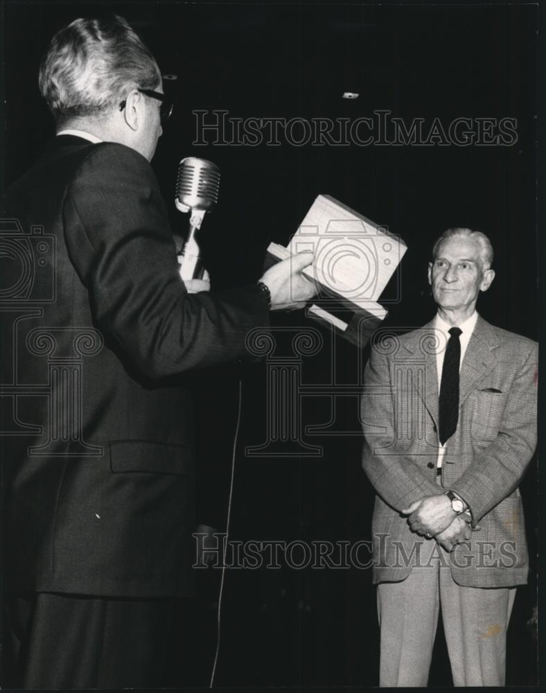 1964 Press Photo Lewis and Clark basketball coach Squinty Hunter receives award - Historic Images