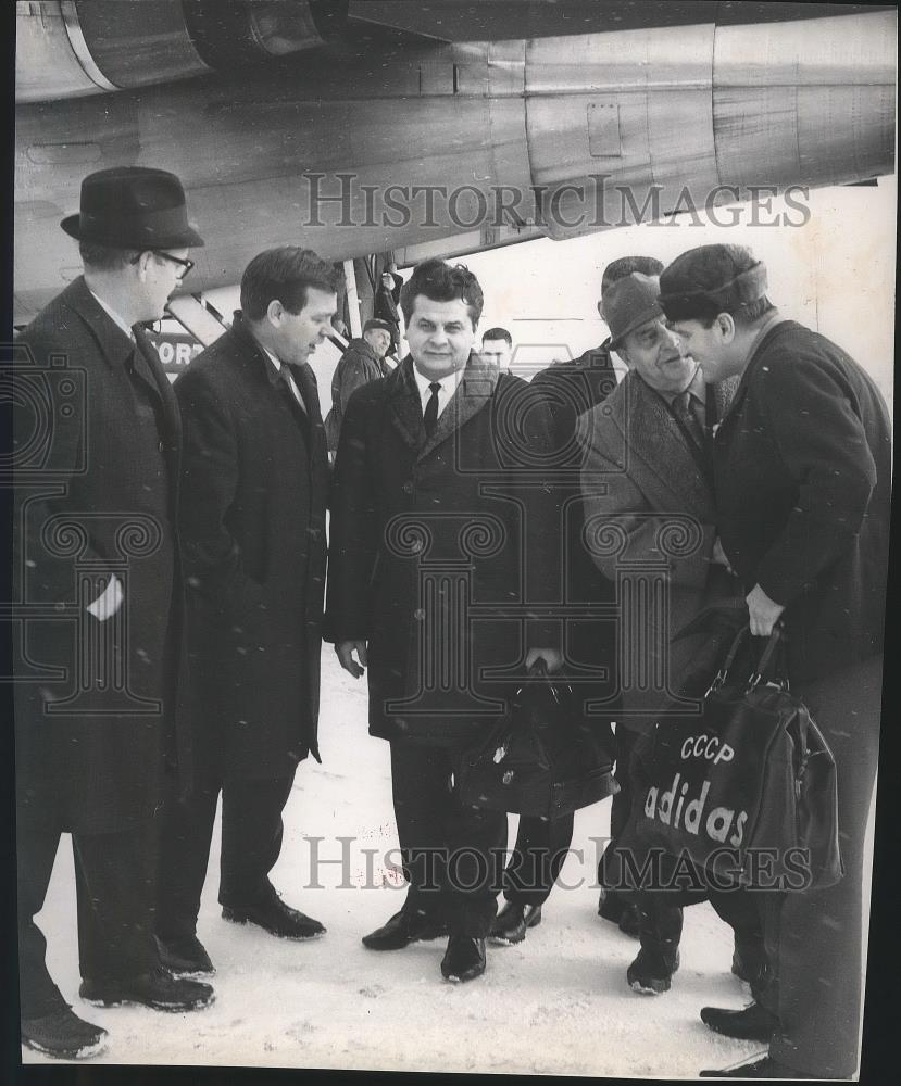 1967 Press Photo Russian hockey defense man, Victor Kuznetsov and company - Historic Images