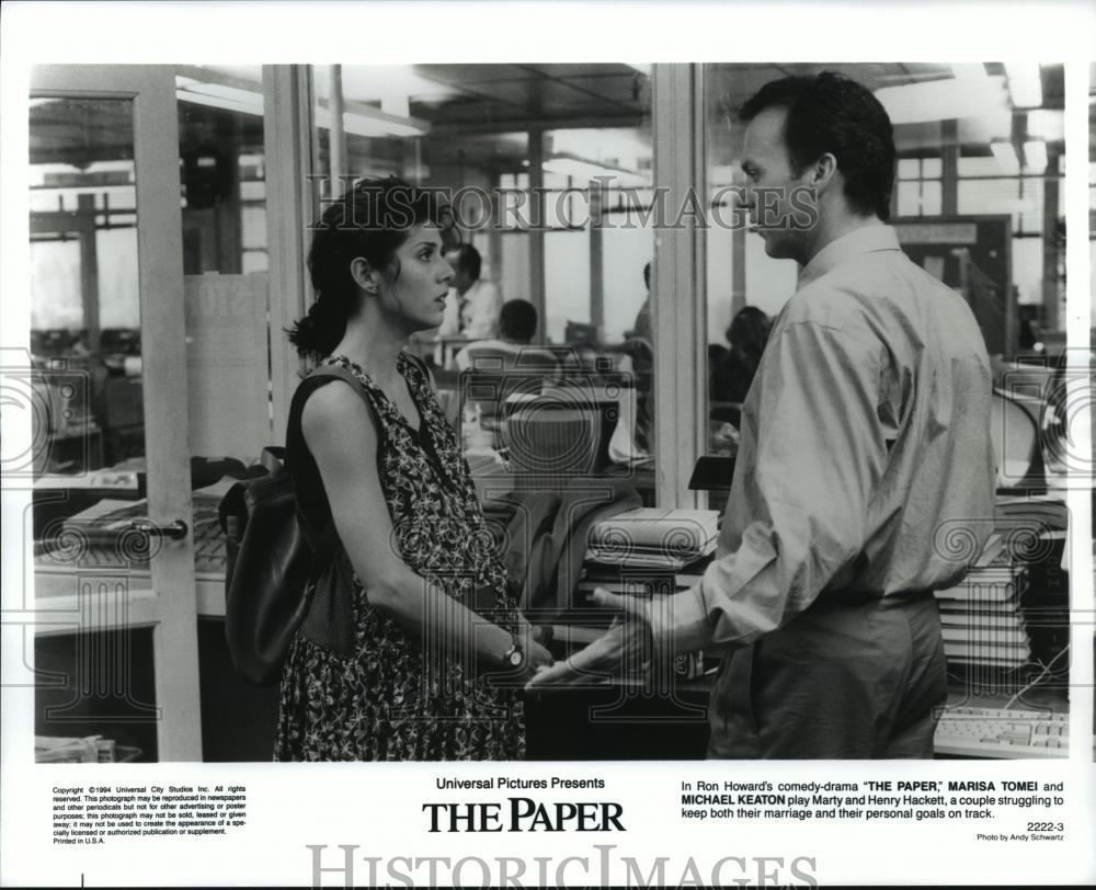 1994 Press Photo Marisa Tomei, Michael Keaton in Ron Howard's "The Paper" - Historic Images