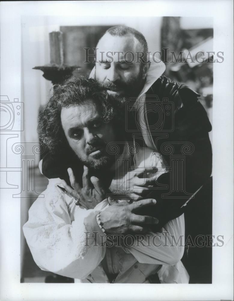 Press Photo Bob Hoskins, Anthony Hopkins in "The Shakespeare Plays: Othello" - Historic Images