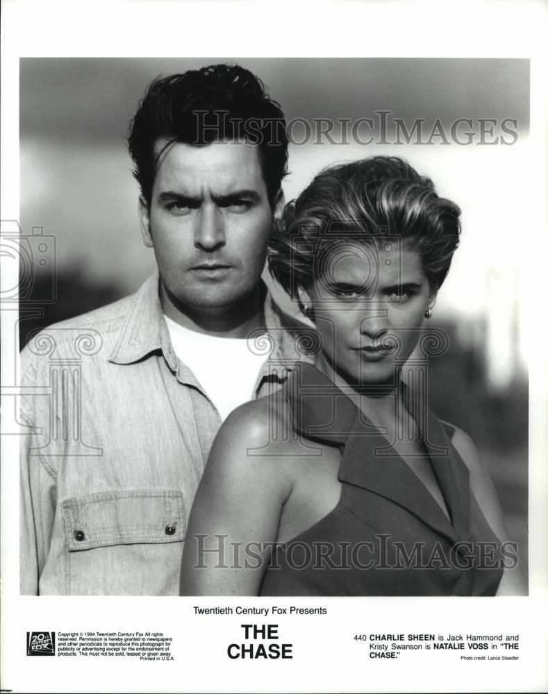 1994 Press Photo Charlie Sheen, Kristy Swanson in "The Chase" Film - spp13007 - Historic Images
