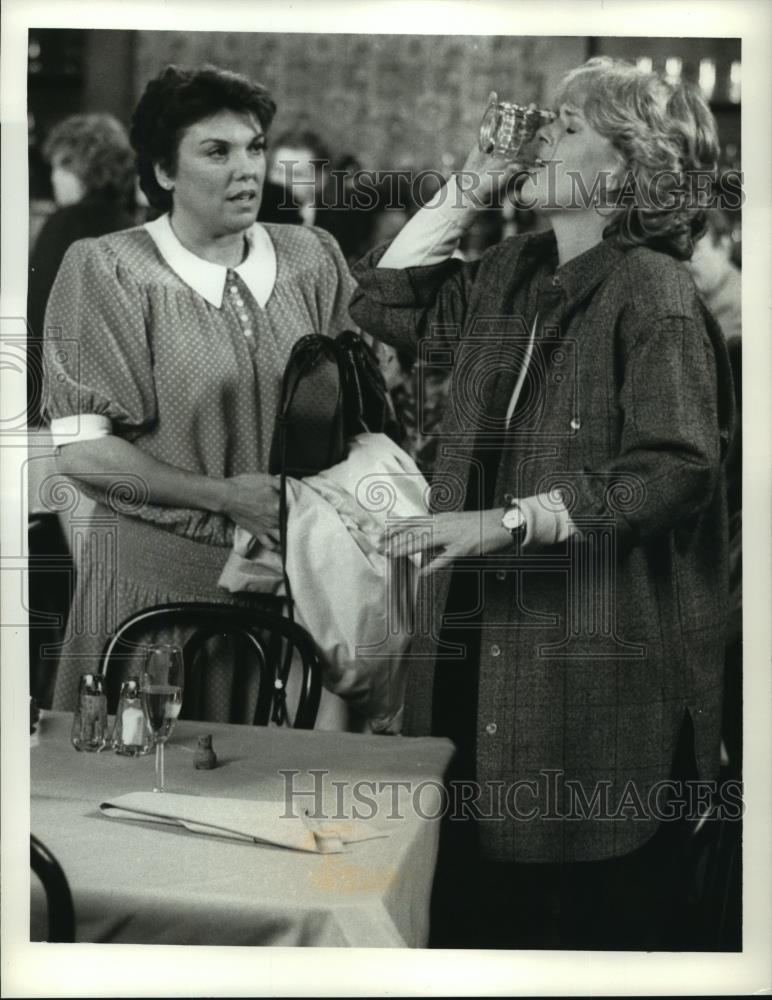 1987 Press Photo Tyne Daly and Sharon Gless in a scene from Cagney & Lacey. - Historic Images
