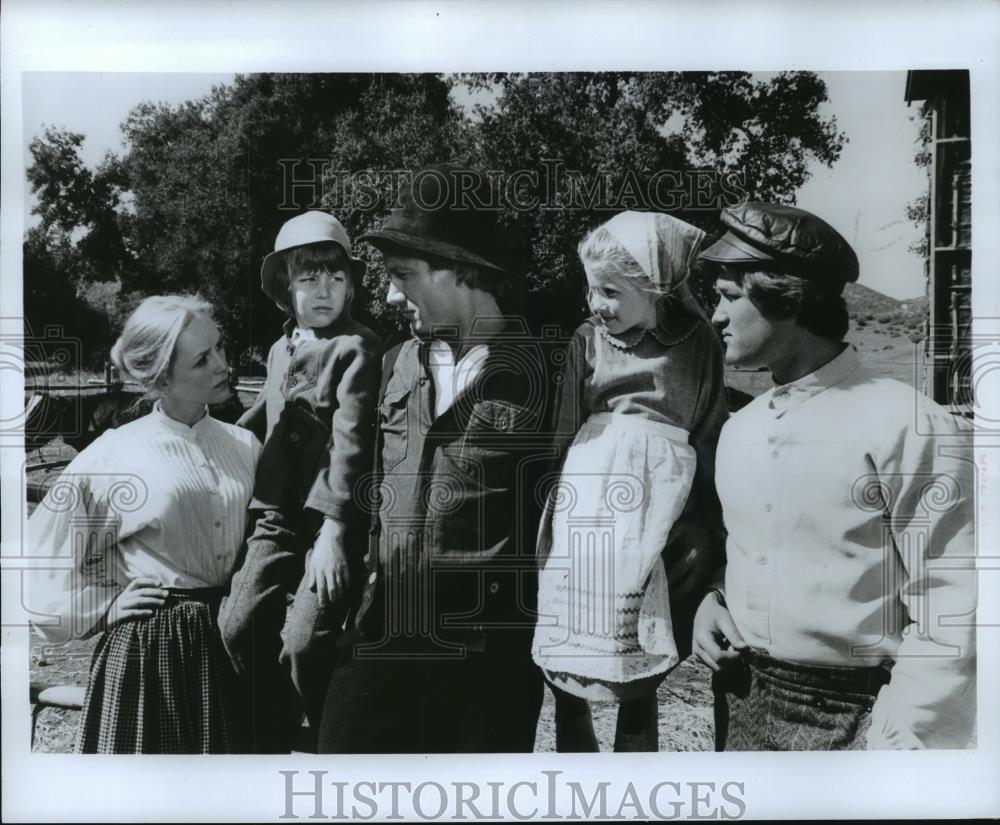 Press Photo Bonnie Bedelia, Scott Thomas and cast of The New Land, on ABC. - Historic Images
