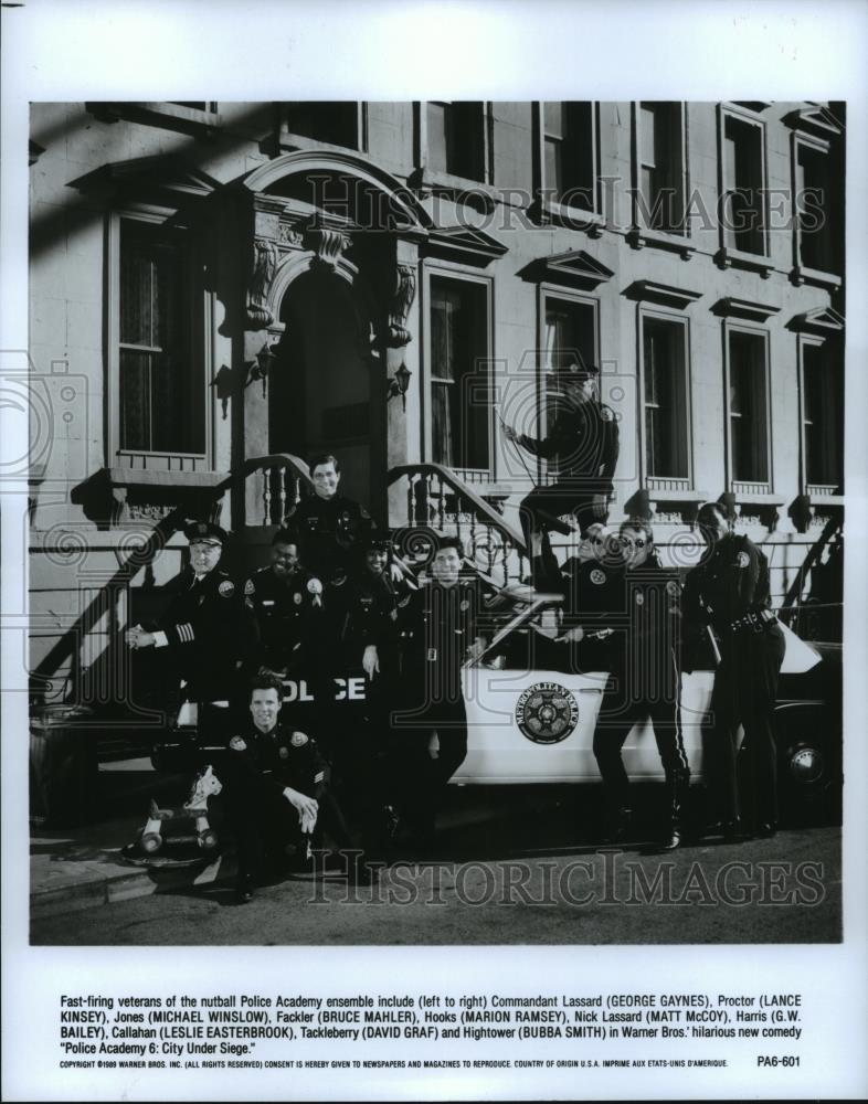1989 Press Photo David Graf, Michael Winslow and cast of Police Academy 6. - Historic Images