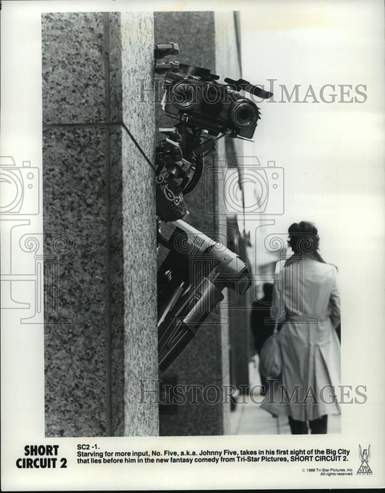 1988 Press Photo Johnny Five in a scene from Short Circuit 2: More Inp -  Historic Images