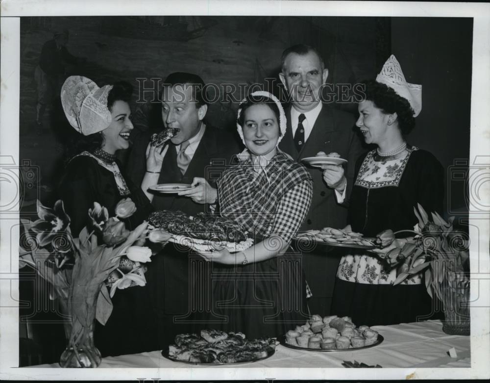 1950 Press Photo New York Types of Dutch Poppy and Caraway Seed Pastries NYC - Historic Images