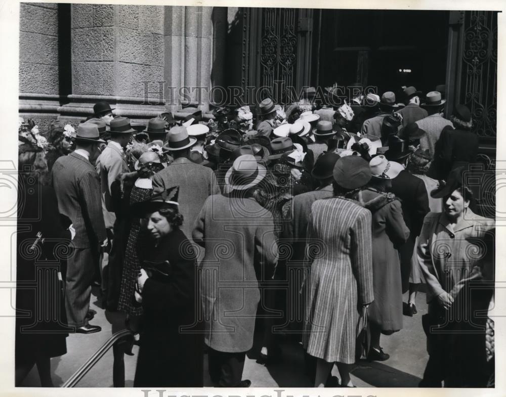 1941 Press Photo New York Crowds at St Patricks Cathedral for Easter Service NYC - Historic Images