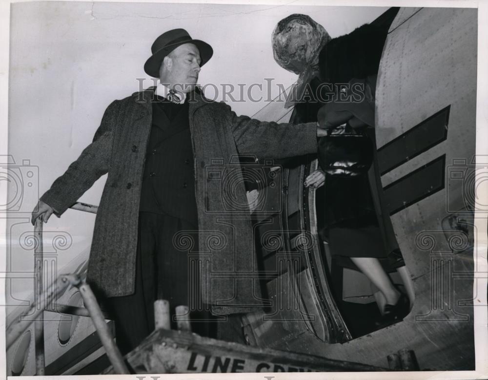 1949 Press Photo New York Elsie Thomas, Otto Githens arrive in NYC  - neny23133 - Historic Images