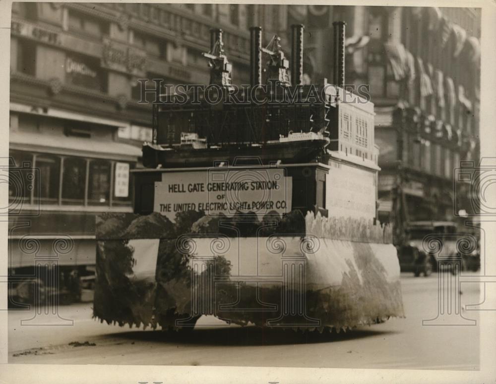 1926 Press Photo New York Old Broadway &amp; parade floats in NYC - neny23434 - Historic Images