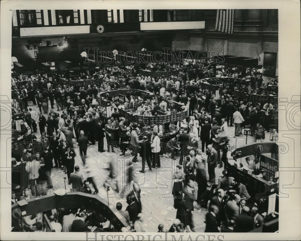 1946 Press Photo New York Stock Exchange Floor after Meat Control Ends NYC - Historic Images