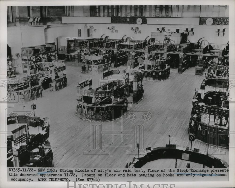 1961 Press Photo New York Stock Exchange floor almost deserted in NYC - Historic Images