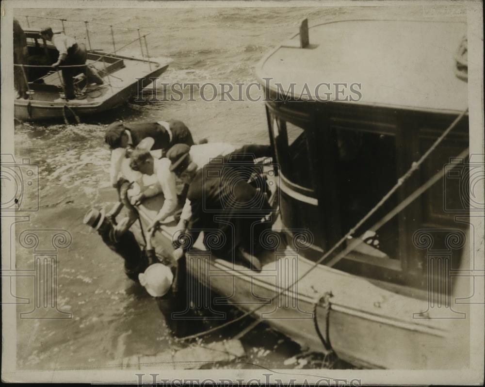 1915 Press Photo New York Crew of yacht Naaide rescue Frank Smith  in NYC - Historic Images