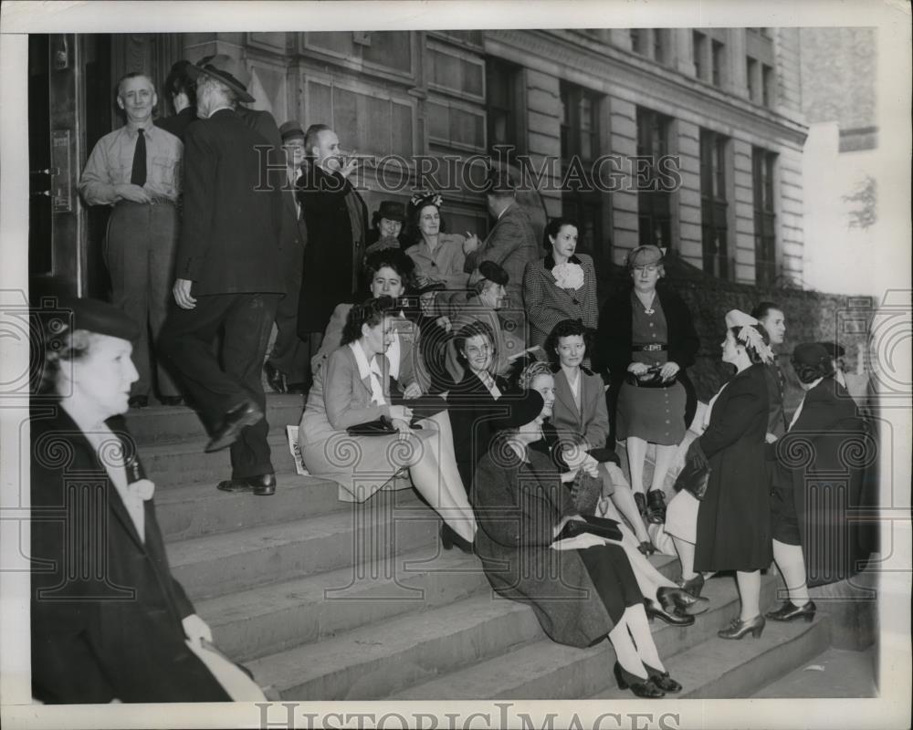 1945 Press Photo New York Elevator Strike Whitehall Building Tenants NYC - Historic Images