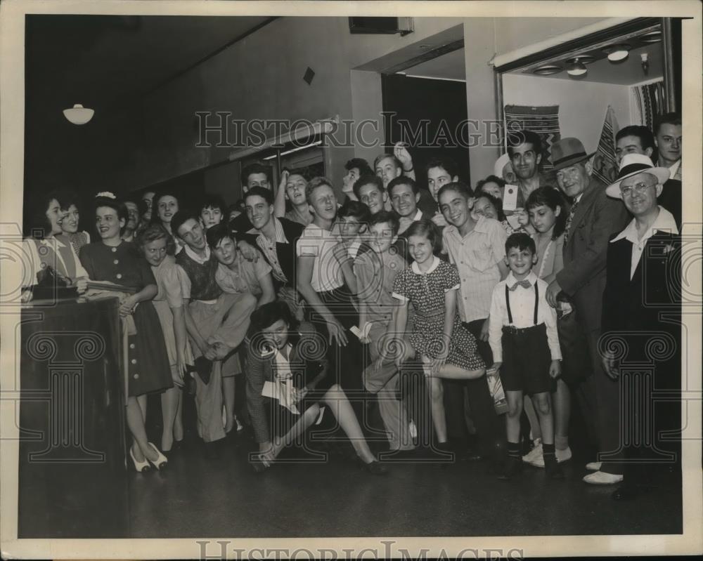 1943 Press Photo New York Rockefeller Center Employees Elevator Strike NYC - Historic Images