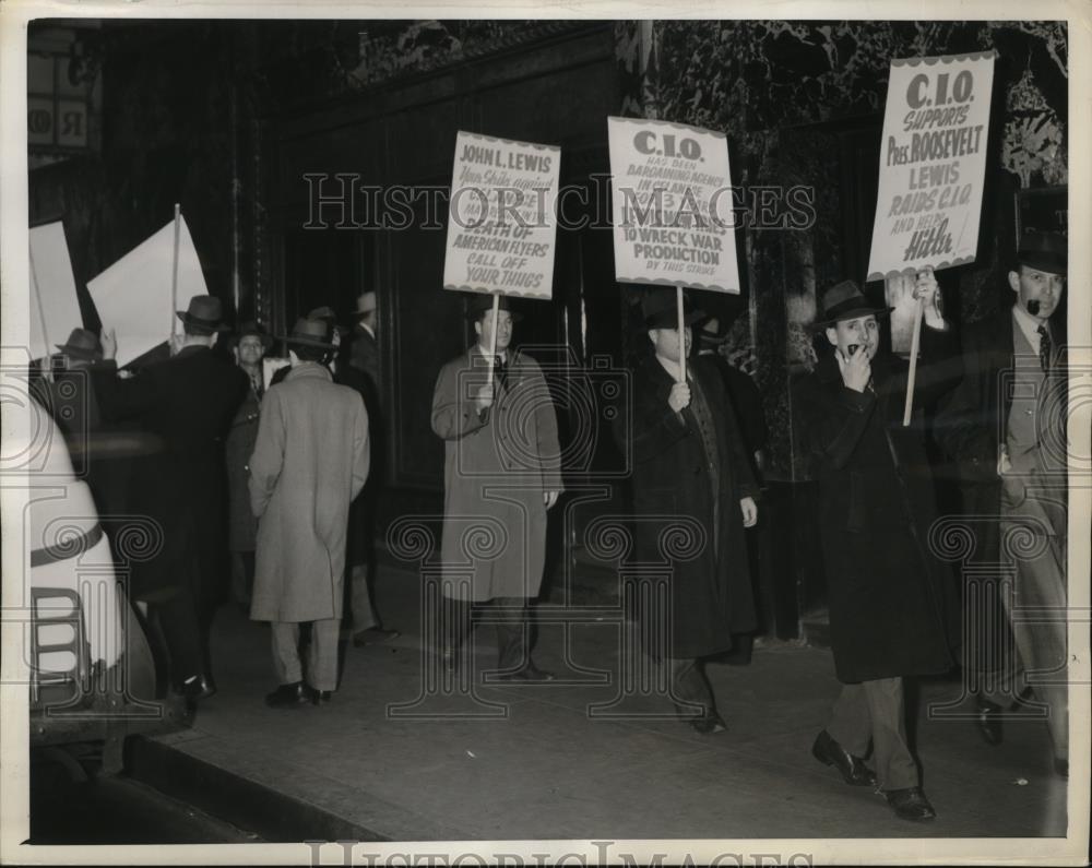 1943 Press Photo New York CIO Workers Picket John L Lewis Hotel Roosevelt NYC - Historic Images