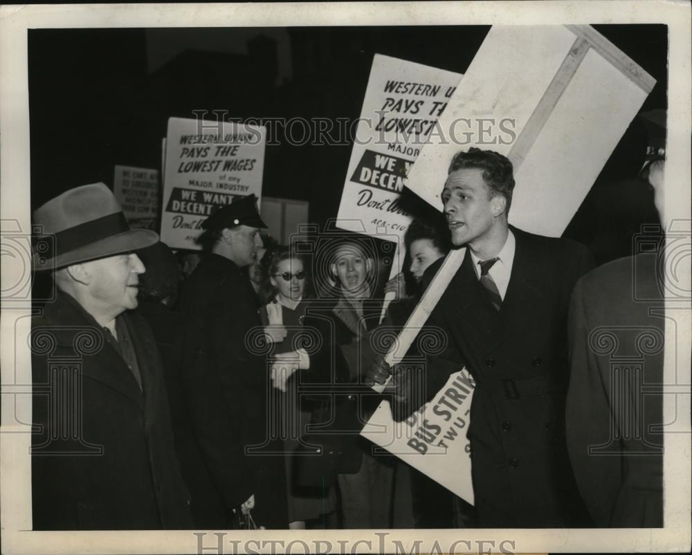 1946 Press Photo New York Strike of 7,000 at Western Union Telegraph Company NYC - Historic Images