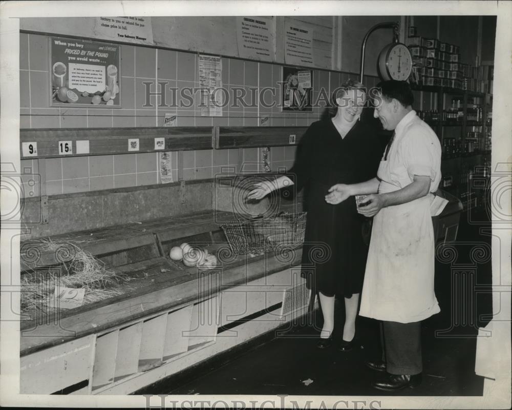 1946 Press Photo New York Mrs Mary Brady, D Judge at an empty shop NYC - Historic Images