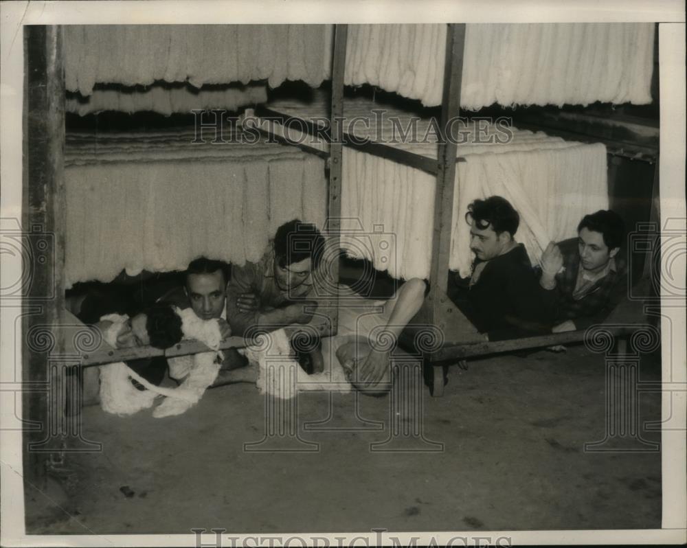 1940 Press Photo New York Workers escape in Steam Room from death in Robbery NYC - Historic Images