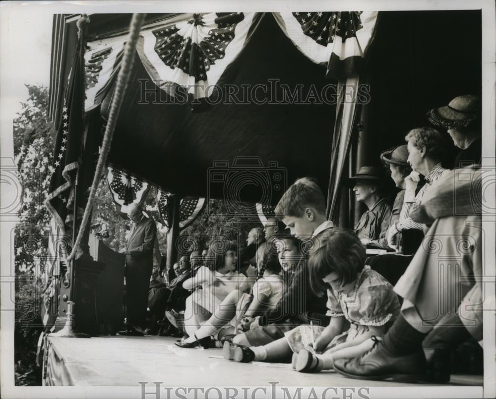 1953 Press Photo NEW YORK YOUNG ROOSEVELTS HEAR A NEW PRESIDENT NYC - neny24439 - Historic Images