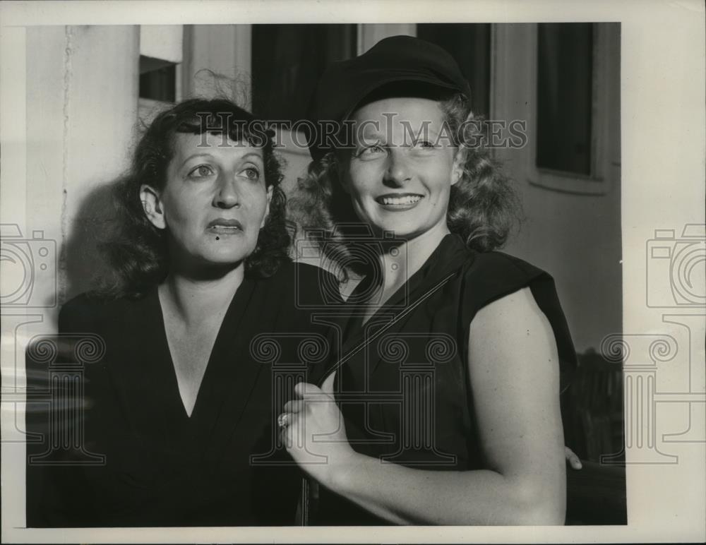 1947 Press Photo New York Foster Parents Plan Chairman Edna Blue w/ Daughter NYC - Historic Images