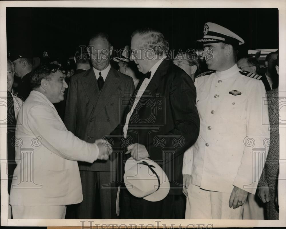 1940 Press Photo New York Mayor F.H. LaGuardia shake hands with Sen.Tom Connally - Historic Images