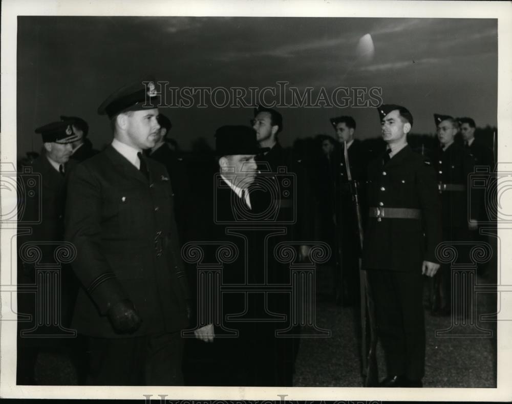 1940 Press Photo New York Mayor LaGuardia inspect members of R.C.A.F at Victoria - Historic Images