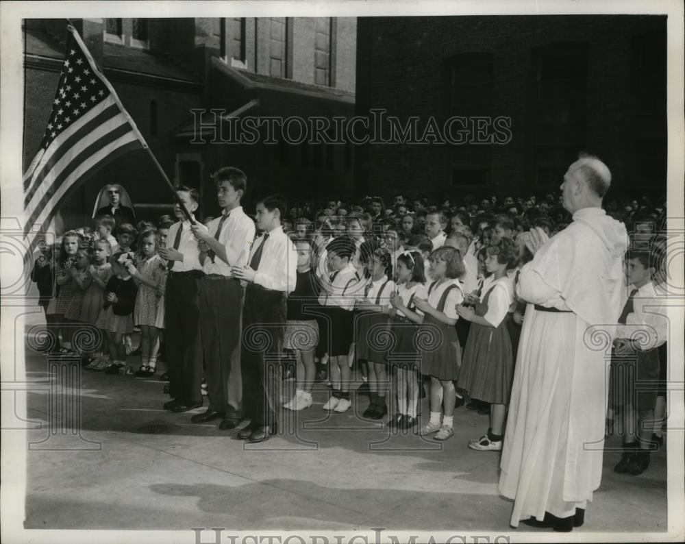 1944 Press Photo New York Very Rev. John Costello St. Catherine of Sienna NYC - Historic Images