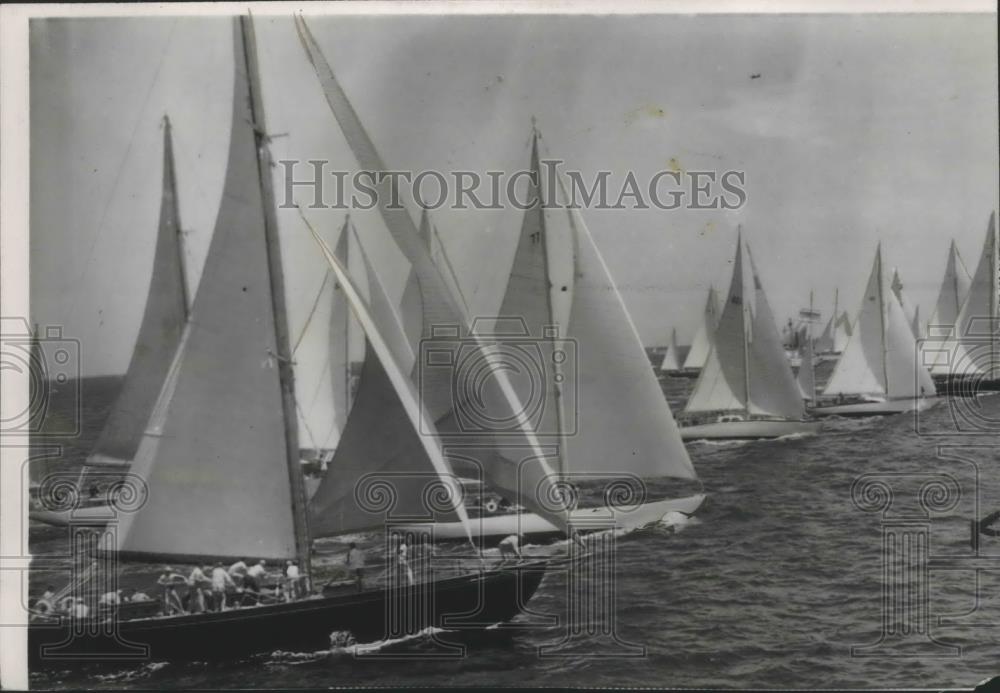 1950 Press Photo Sail Boat racers line-up before the start of the race - Historic Images