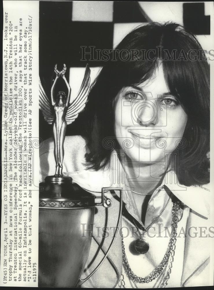 1975 Press Photo Auto racing's Mrs. Lynne Gregg looks over Trenton "200" trophy - Historic Images
