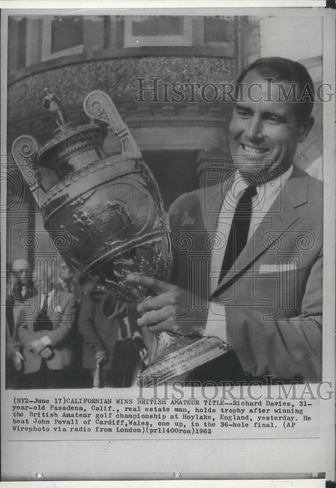 1962 Press Photo Richard Davies &amp; his British Amateur Golf Championship trophy - Historic Images
