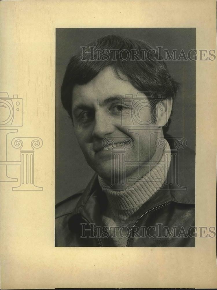 1982 Press Photo Football coach Greg Gavin - sps06969 - Historic Images