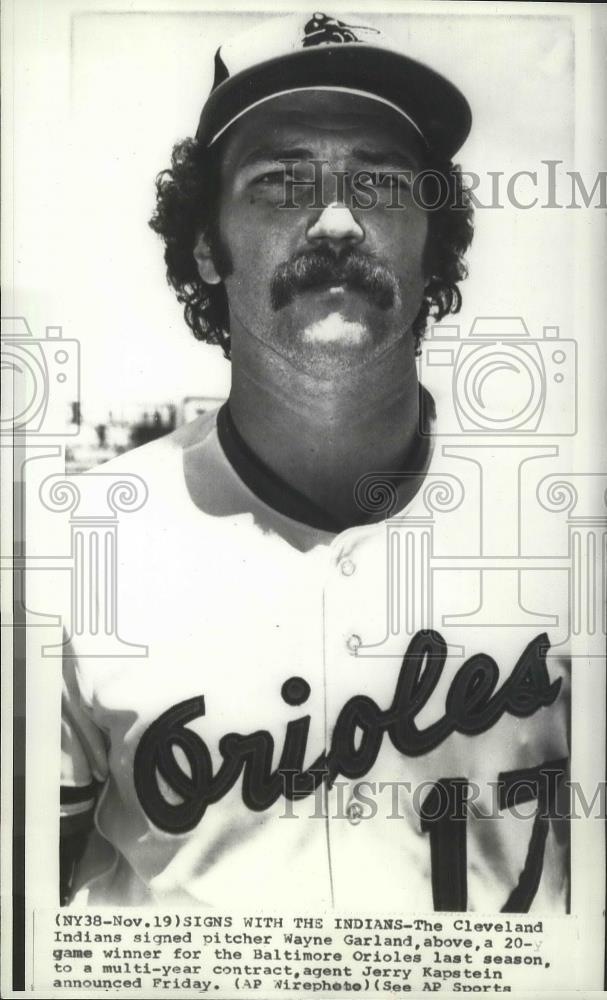 Press Photo Orioles' Wayne Garland signs with Cleveland Indians baseball team - Historic Images